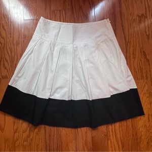 Woman’s Banana Republic size 6 black and white pleated skirt with side zipper